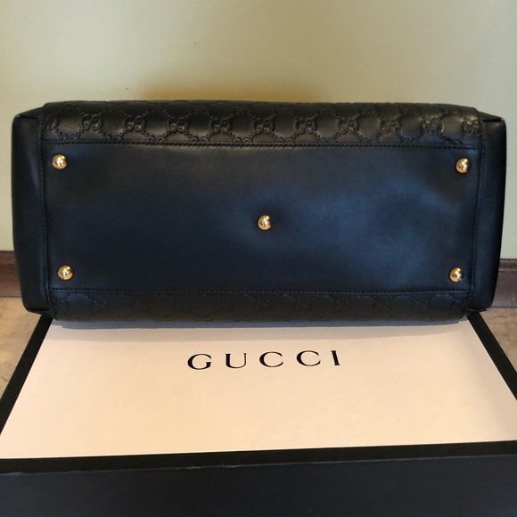 A Gucci leather handbag - Picture 4 of 5